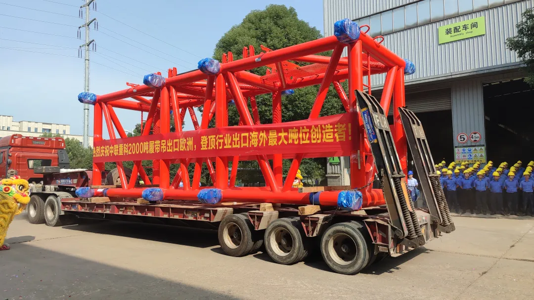 中国中联重科出口欧洲超大吨位履带吊ZCC32000型履带起重机
